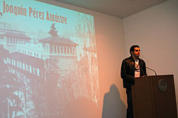 P�rez Aza�stre durante la lectura que realiz� de sus poemas en la Residencia de Estudiantes en 2006 con motivo de La noche en blanco