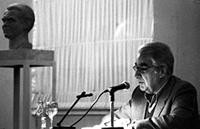�lvaro Mutis, en 1992, leyendo sus poemas en la Residencia de Estudiantes