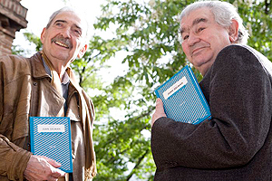 Juan Gelman (izda.) y Antonio Gamoneda, en 2008 en los jardines de la Residencia, con el libro �La voz de Juan Gelman�